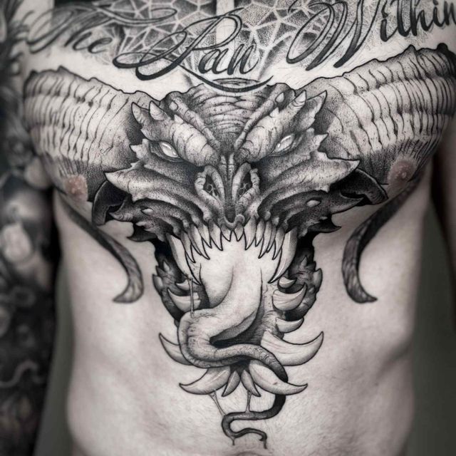 tatuaje blanco y negro pecho 