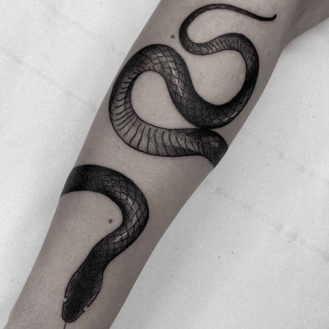 tatuaje blanco y negro serpiente